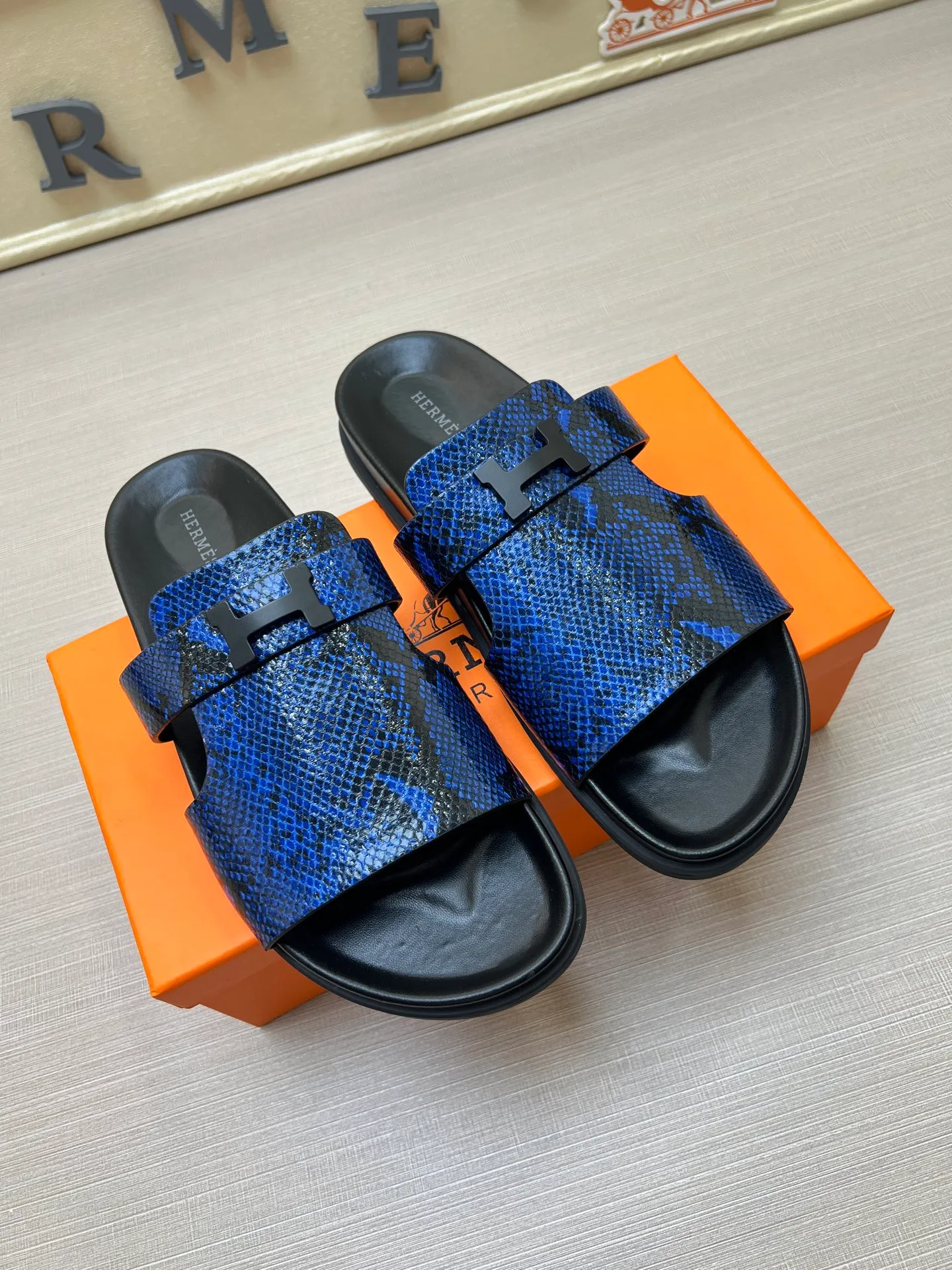 [H Family Hermès] P: 360💰 Size: 38-45 Hermes Men’s Kazimir Slippers - 2025 Summer New Hermès Same as the original version, with colored cowhide surface + rubber combined sole, handmade by master-level craftsmen! ❥High-end customization, exclusive products, the highest version in the industry.